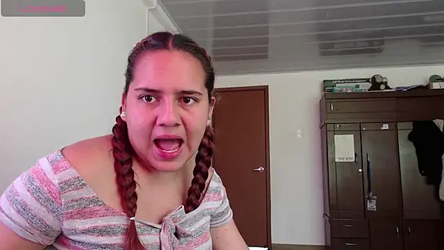 Lexyevans online show from October 6, 6:19 pm