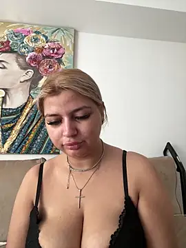 Snapshot of AllysonK chatting on July 1, 9:31 am AllysonK online show from July 1, 9:31 am