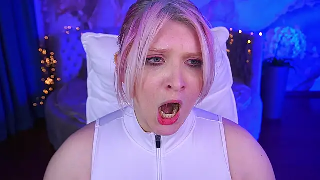 Snapshot of CoolTatis chatting on October 24, 2:38 pm CoolTatis online show from October 24, 2:38 pm