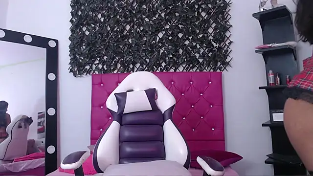 Snapshot of michel_cardona chatting on October 31, 4:25 pm michel cardona online show from October 31, 4:25 pm