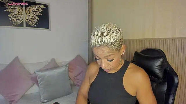 Snapshot of summer_night_ chatting on October 12, 1:01 pm summer night online show from October 12, 1:01 pm