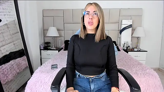 Snapshot of IsisLoveyes_ chatting on December 21, 1:57 pm IsisLoveyes online show from December 21, 1:57 pm