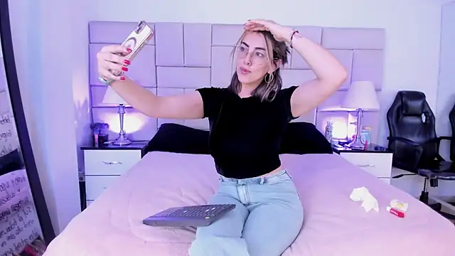 Snapshot of IsisLoveyes_ chatting on February 10, 9:58 pm IsisLoveyes online show from February 10, 9:58 pm