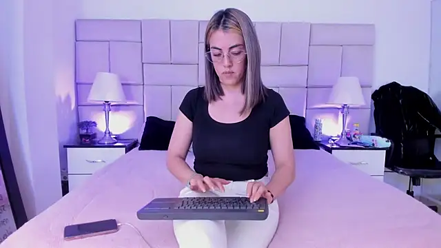 Snapshot of IsisLoveyes_ chatting on February 5, 12:06 am IsisLoveyes online show from February 5, 12:06 am