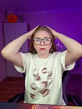 D0nna  online show from April 4, 2:56 pm