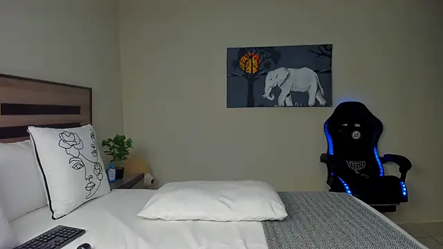 Renee-18 online show from November 11, 3:45 am