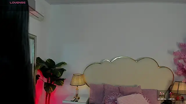 Snapshot of CahitlinBell chatting on April 24, 5:42 am CahitlinBell online show from April 24, 5:42 am