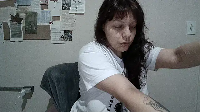 Snapshot of bbyedarling chatting on November 3, 1:33 am bbyedarling online show from November 3, 1:33 am