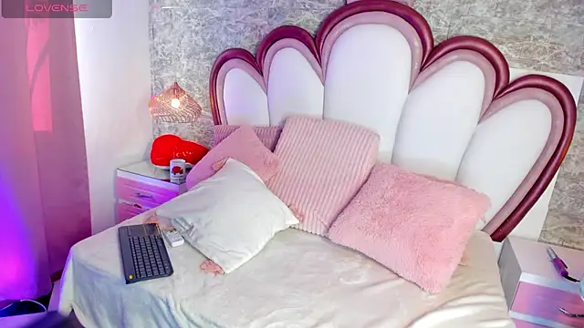 EmmaCrush online show from March 7, 9:20 pm