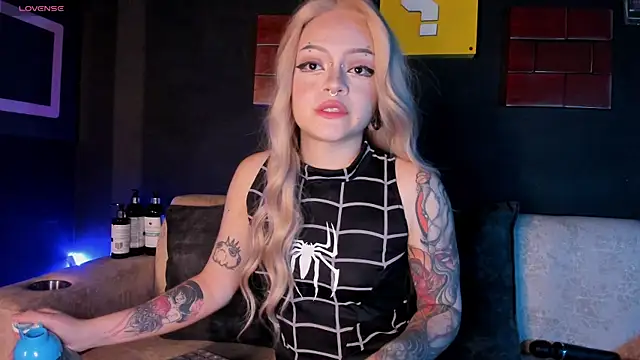 Snapshot of Elettra_Rou chatting on January 21, 9:57 pm Elettra Rou online show from January 21, 9:57 pm