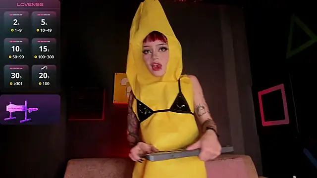 Snapshot of Elettra_Rou chatting on November 8, 1:31 am Elettra Rou online show from November 8, 1:31 am