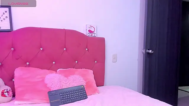 Snapshot of LucianaTomson chatting on November 22, 9:02 pm LucianaTomson online show from November 22, 9:02 pm