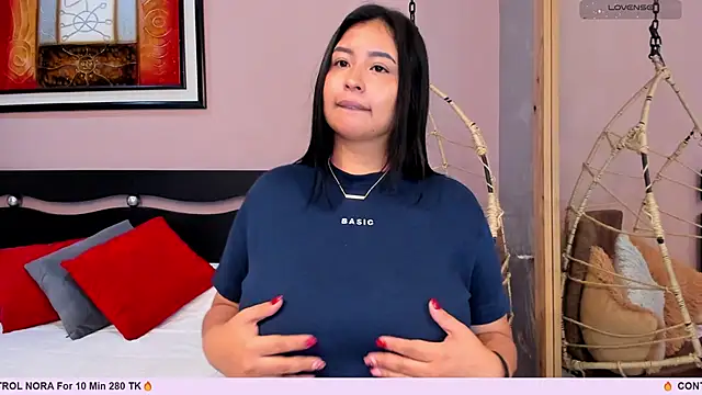 Snapshot of _alaiasmile_ chatting on November 7, 11:48 am alaiasmile online show from November 7, 11:48 am