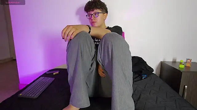 alex noa online show from May 31, 1:44 am