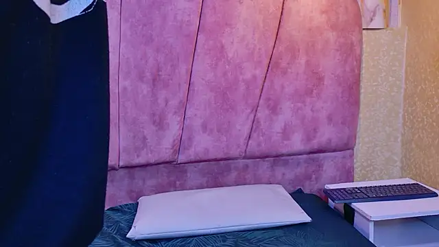 kendalltaylorr online show from January 7, 12:32 pm