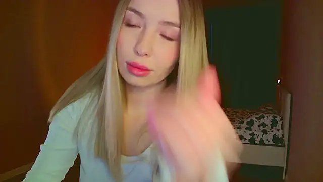 Snapshot of mia_raspberrie chatting on February 12, 4:33 am mia raspberrie online show from February 12, 4:33 am