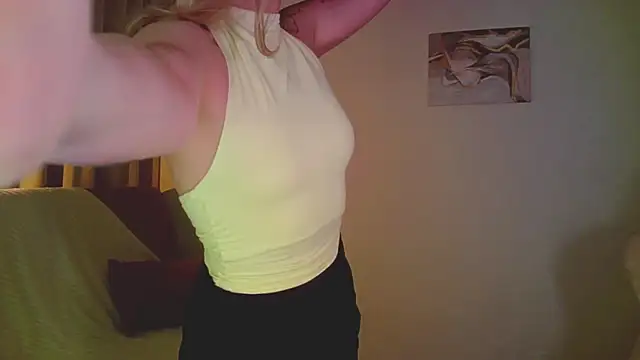 Snapshot of mia_raspberrie chatting on May 19, 10:06 pm mia raspberrie online show from May 19, 10:06 pm