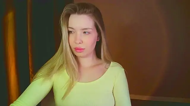 Snapshot of mia_raspberrie chatting on December 13, 10:23 pm mia raspberrie online show from December 13, 10:23 pm