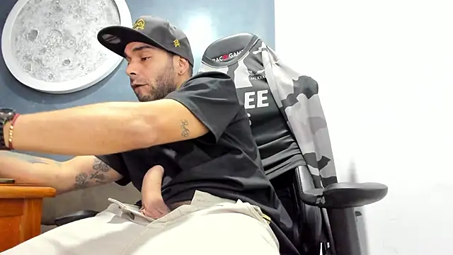 Snapshot of Bryan_Bronx chatting on October 25, 2:11 am Bryan Bronx online show from October 25, 2:11 am