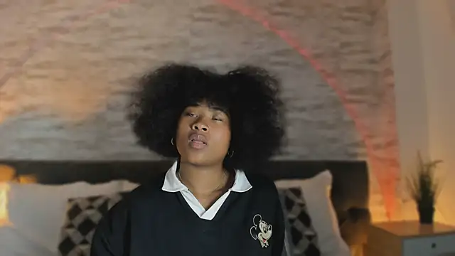 Anneth  M online show from November 12, 7:40 pm