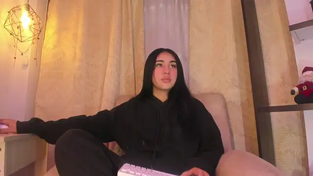 Chanttall  online show from December 3, 3:15 am