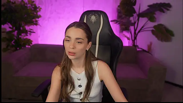 Snapshot of Lana_Pulse chatting on April 4, 10:27 pm Lana Pulse online show from April 4, 10:27 pm