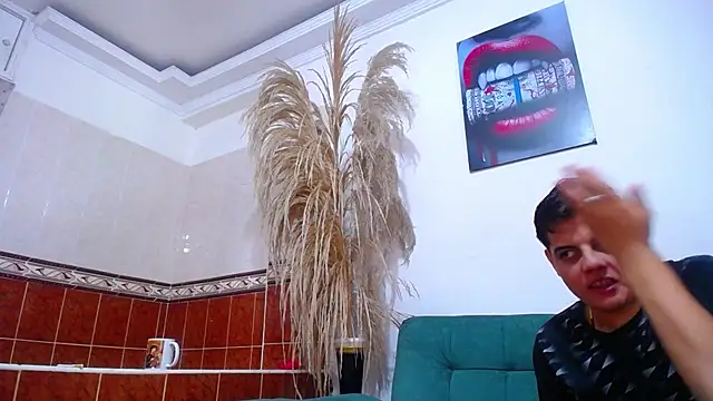 Snapshot of Leon_hot_X chatting on February 6, 7:40 pm Leon hot X online show from February 6, 7:40 pm