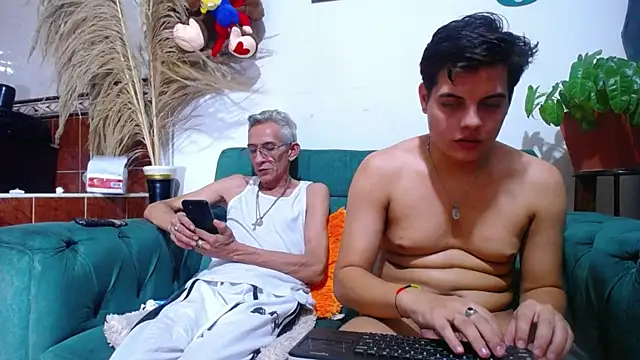Snapshot of Leon_hot_X chatting on February 28, 9:47 am Leon hot X online show from February 28, 9:47 am
