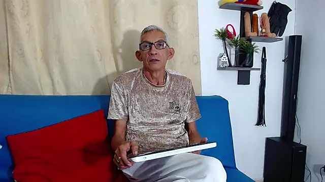 Snapshot of Leon_hot_X chatting on October 12, 1:18 am Leon hot X online show from October 12, 1:18 am