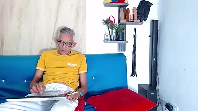 Snapshot of Leon_hot_X chatting on October 12, 8:32 pm Leon hot X online show from October 12, 8:32 pm