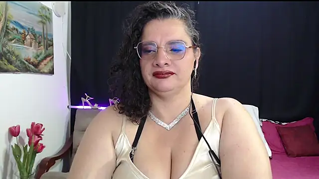 Snapshot of Aleja_Gonzales chatting on June 18, 2:43 am Aleja Gonzales online show from June 18, 2:43 am