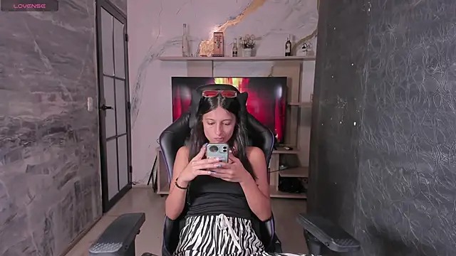 Agathaargent  online show from November 19, 8:20 pm