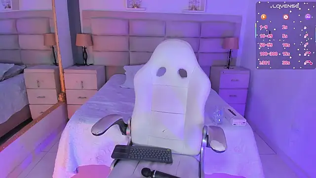 Agathaargent  online show from December 13, 8:04 pm