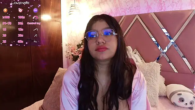 Snapshot of Miaa_Smiith1 chatting on February 15, 3:17 pm Miaa Smiith1 online show from February 15, 3:17 pm