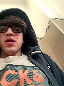 Snapshot of LucaDonna998 chatting on October 19, 2:20 pm LucaDonna998 online show from October 19, 2:20 pm