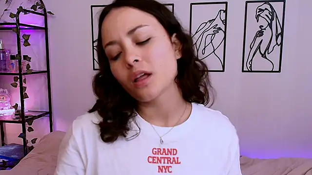 Megan Rodrigo online show from October 12, 7:04 pm