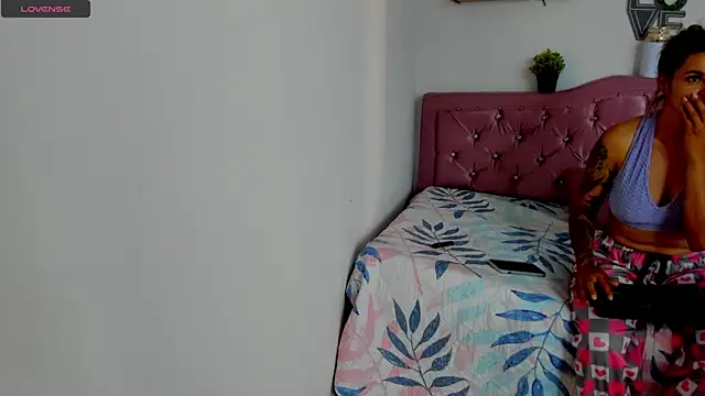 mia bigtits17 online show from July 18, 4:37 pm