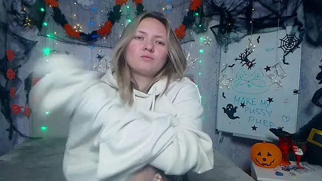 Snapshot of SallyVerda chatting on November 4, 6:44 pm SallyVerda online show from November 4, 6:44 pm