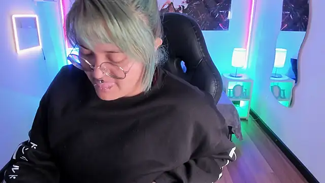 Snapshot of lucky-leah chatting on January 17, 3:32 am lucky-leah online show from January 17, 3:32 am