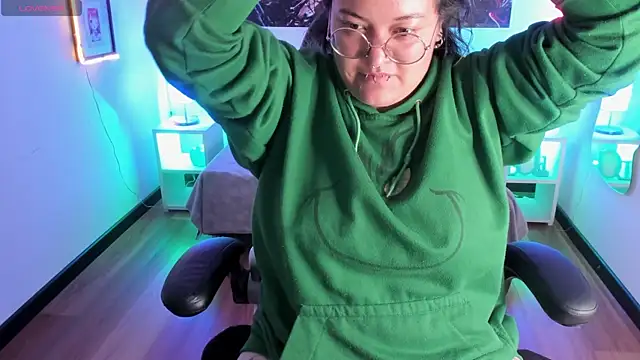 Snapshot of lucky-leah chatting on December 20, 4:15 am lucky-leah online show from December 20, 4:15 am