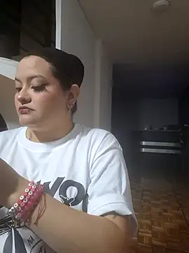Snapshot of lucky-leah chatting on September 21, 4:28 am lucky-leah online show from September 21, 4:28 am