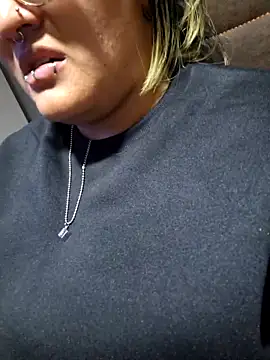 lucky-leah online show from December 4, 4:11 am