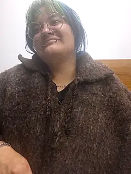 Snapshot of lucky-leah chatting on March 1, 3:06 am lucky-leah online show from March 1, 3:06 am