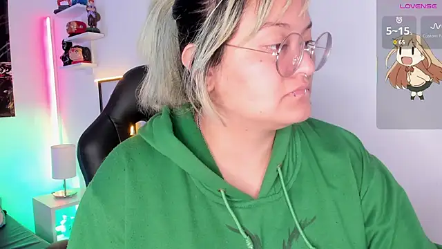 Snapshot of lucky-leah chatting on September 14, 3:51 am lucky-leah online show from September 14, 3:51 am