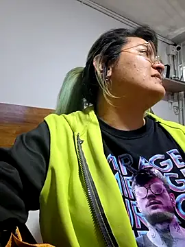 lucky-leah online show from November 15, 3:32 am