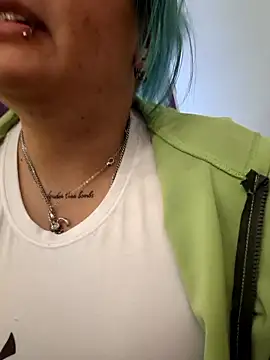 Snapshot of lucky-leah chatting on January 6, 3:43 am lucky-leah online show from January 6, 3:43 am