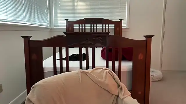 YUMIandbigWOLF online show from March 31, 11:40 pm