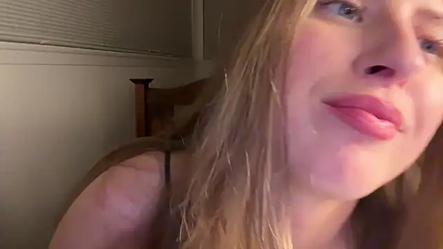 YUMIandbigWOLF online show from April 21, 3:57 am