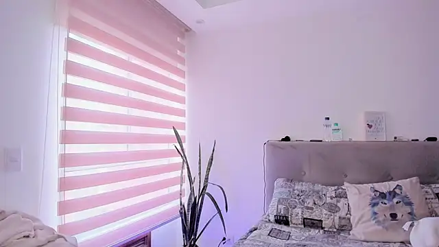 April se online show from February 3, 4:52 pm