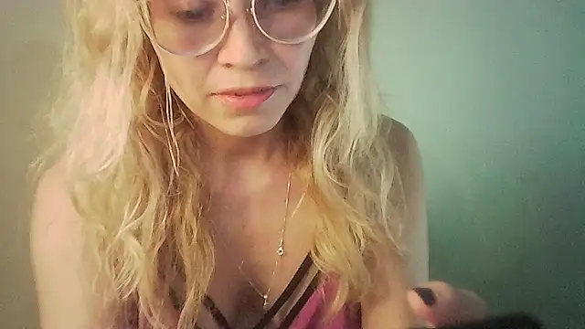 Snapshot of JuliaMack chatting on January 8, 9:55 pm JuliaMack online show from January 8, 9:55 pm